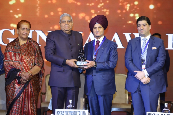 Apollo Tyres Chairman Onkar Kanwar Receives Lifetime Achievement Award